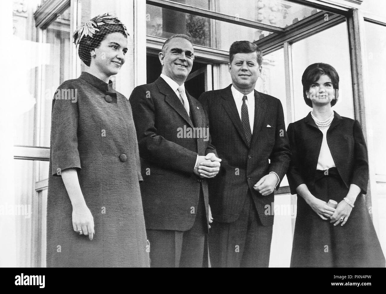 Präsident John F. Kennedy und der First Lady Jacqueline Kennedy mit Premierminister von Griechenland Konstantin Karamanlis und Amalia Karamanlis, Eingang des White House, Washington, D.C. Stockfoto