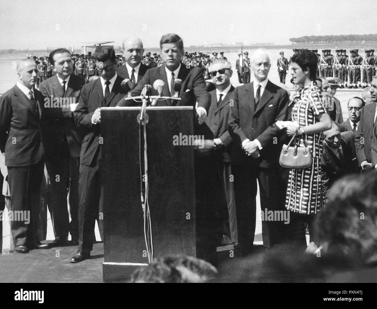 John Fitzgerald Kennedy, Giovanni Leone, Giulio Andreotti, Antonio SEGNI, Flughafen Capodichino in Neapel Stockfoto
