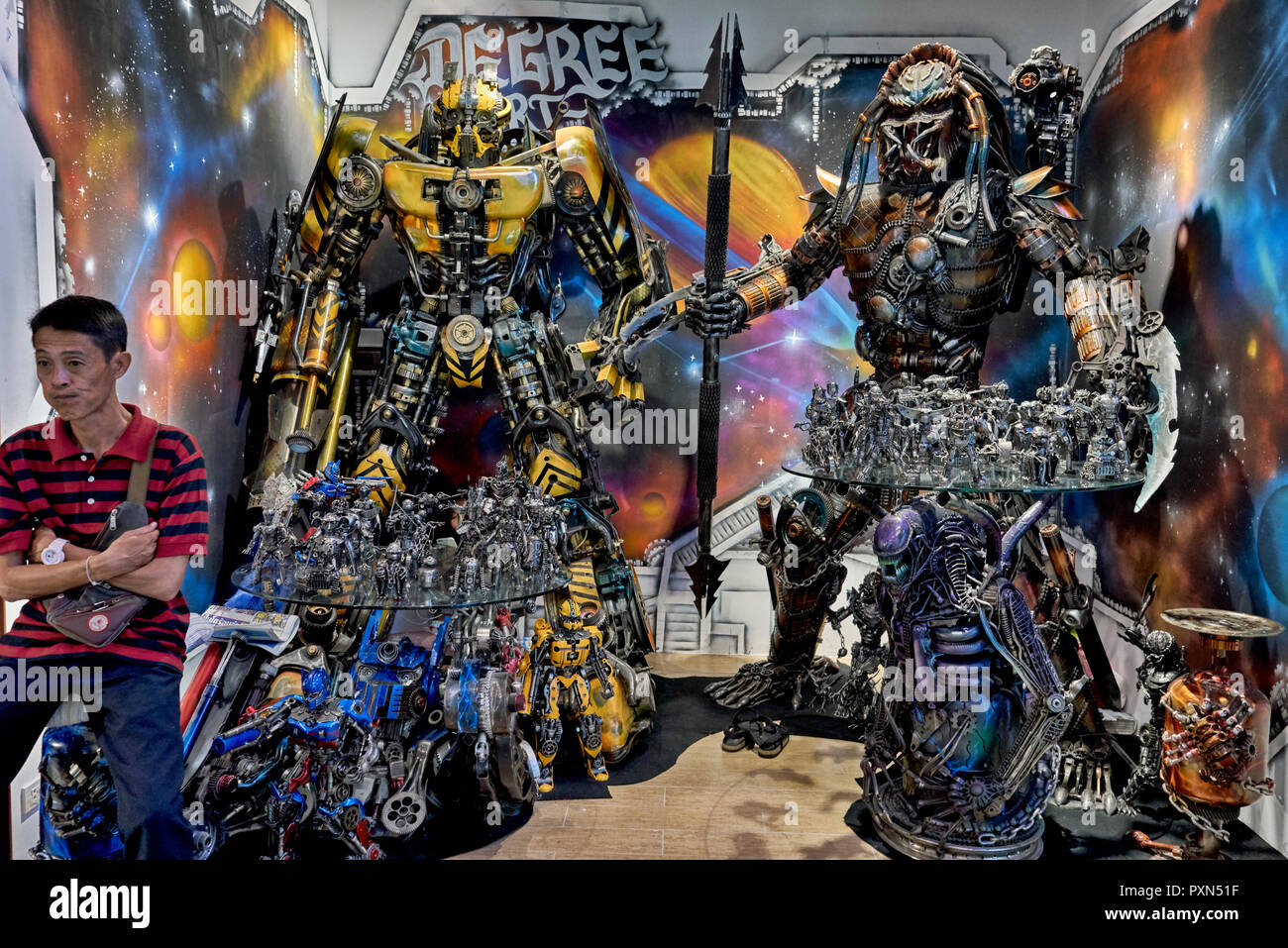 Thailand Hersteller beim Verkauf großer Modelle des Transformators und Alien Figuren Stockfoto