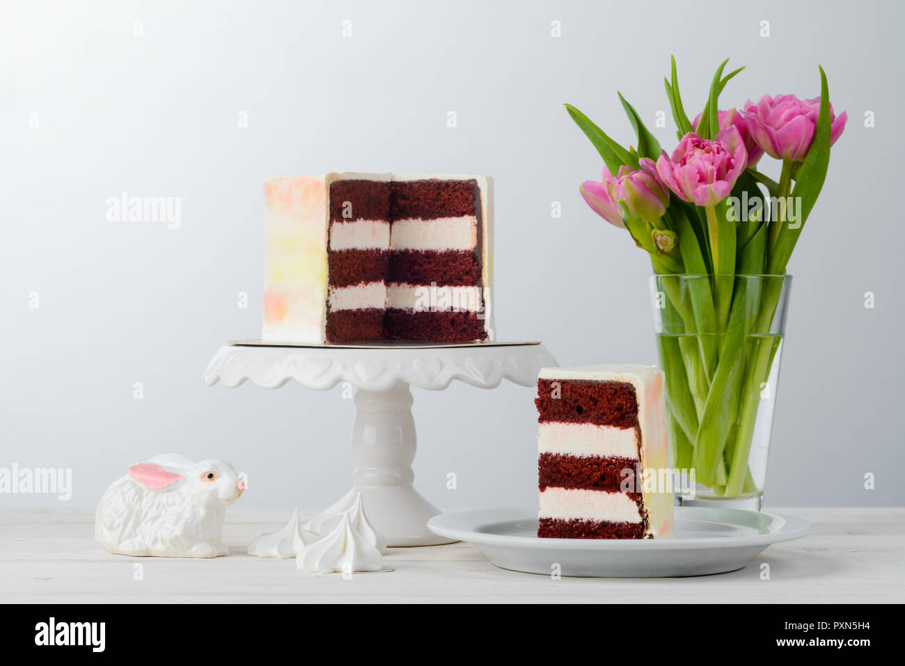 Bunny und Red Velvet Cake Stockfoto