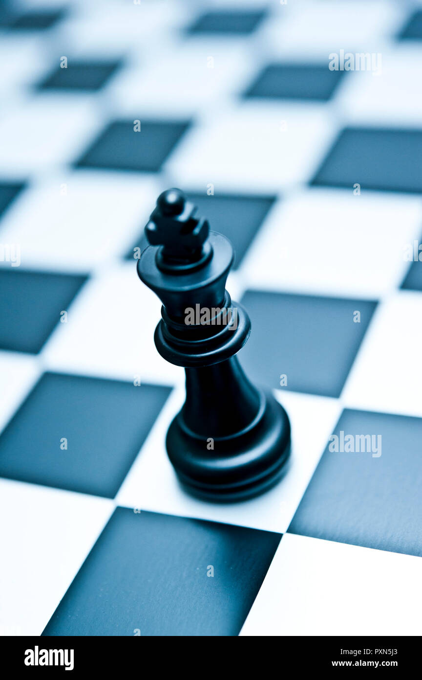 Schwarz chess KIng Stück auf dem Schachbrett Stockfoto