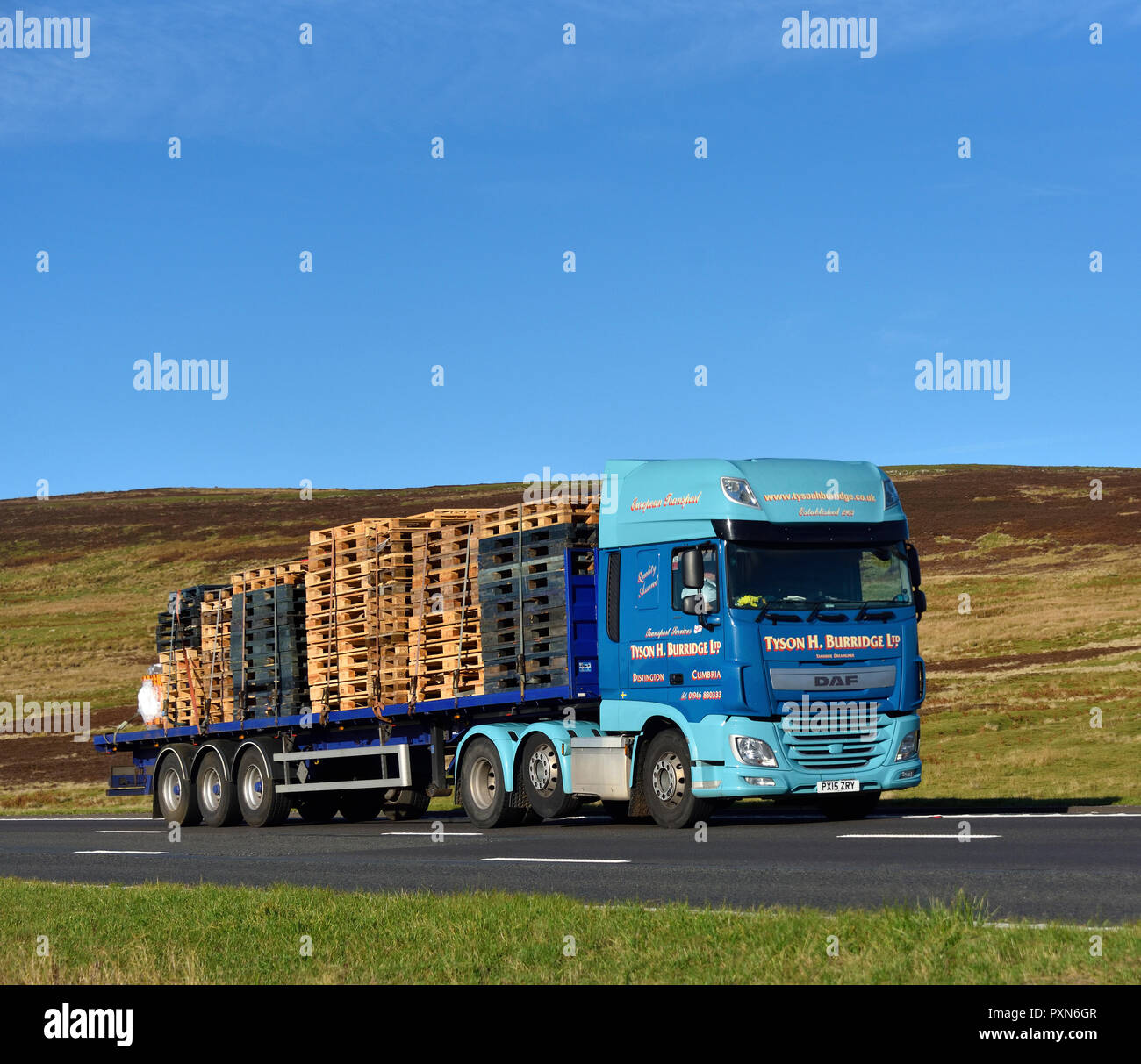 Tyson H. Burridge begrenzt HGV, mit Last von Holzpaletten. Autobahn M6 Southbound Fahrbahn, Shap, Cumbria, England, Vereinigtes Königreich, Europa. Stockfoto