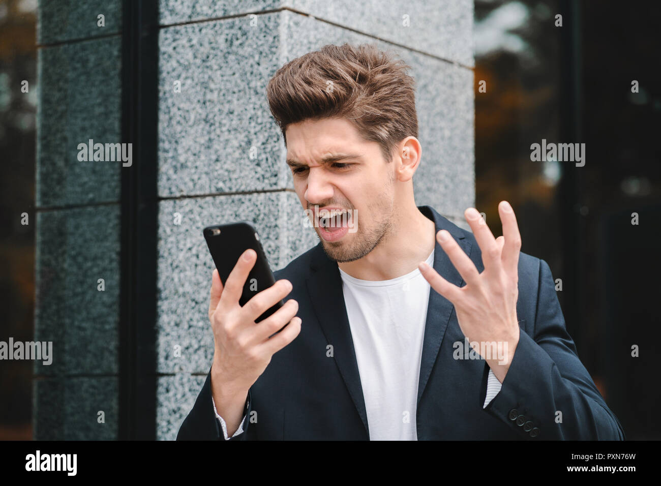 Geschäftsmann schreiend auf Handy. In Nervenzusammenbruch bei der Arbeit, schreiend in Wut, Stress Management, psychischen Störungen Probleme, verloren, Temperament, Reaktion auf Fehler Stockfoto