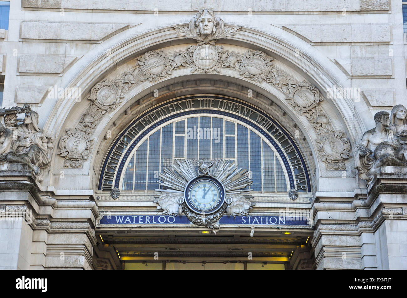 Sieg Arch Eingang, Waterloo Station in London, England, Großbritannien Stockfoto
