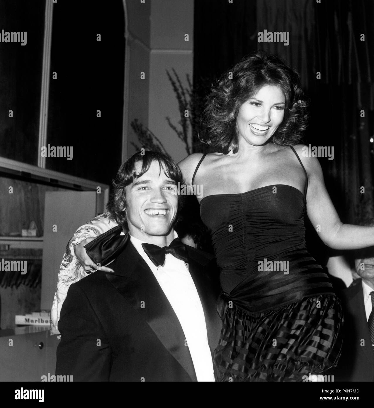 Raquel Welch und Arnold Schwarzenegger, 1977 Stockfoto