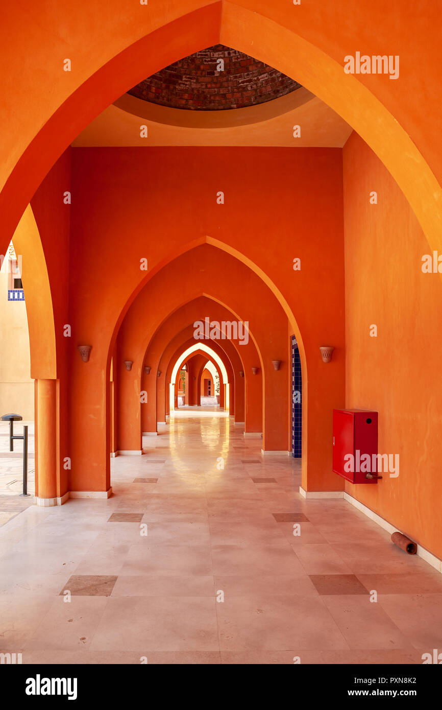 Roten Bögen Flur im Gebäude. El Gouna, Ägypten, Afrika Stockfoto