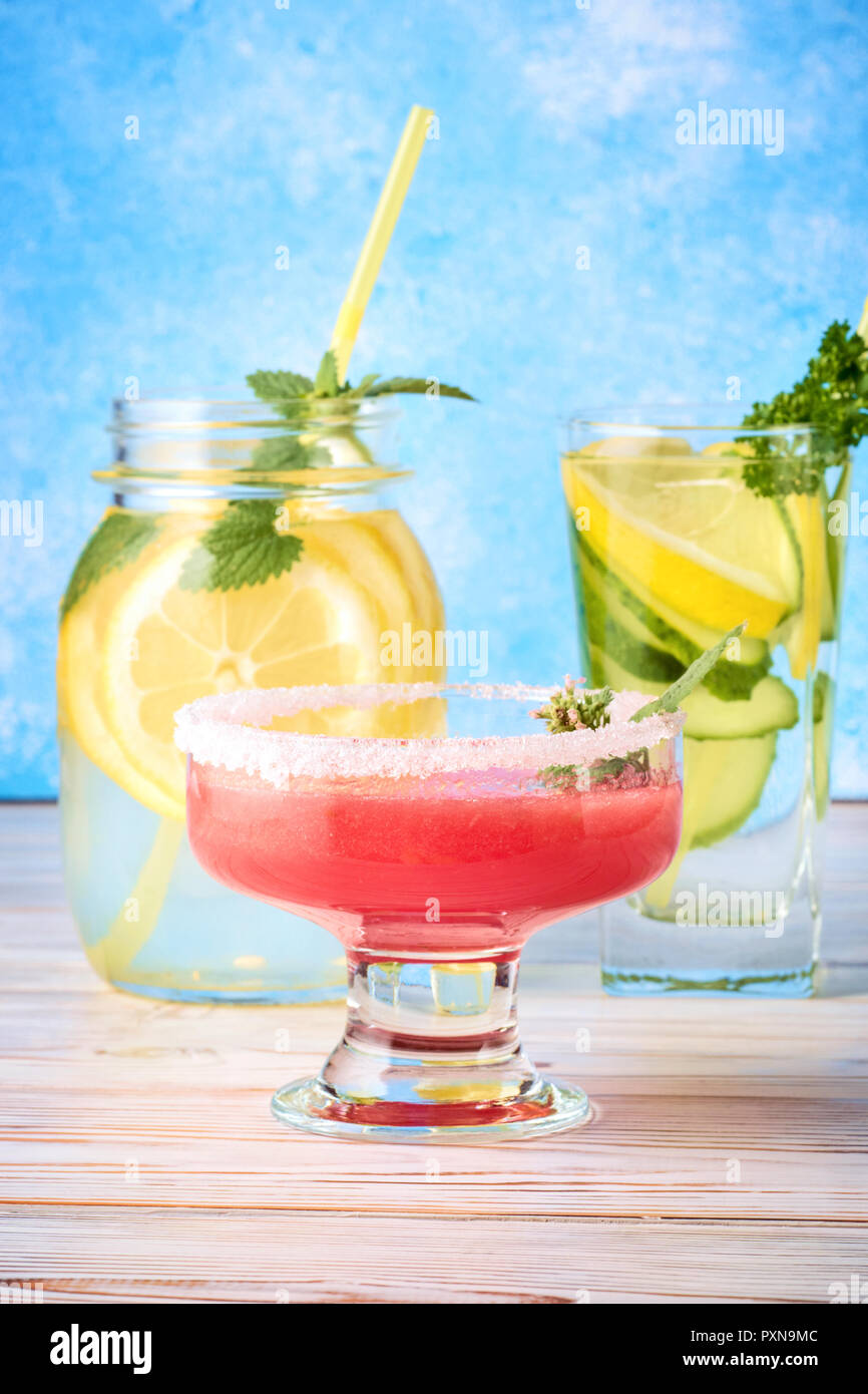 Drei populäre Diät Entgiftung Getränke für die Reinigung Antioxidans Smoothie aus roten Wassermelone, Gurken Wasser und Limonade mit Minze Hausgemachte F Stockfoto