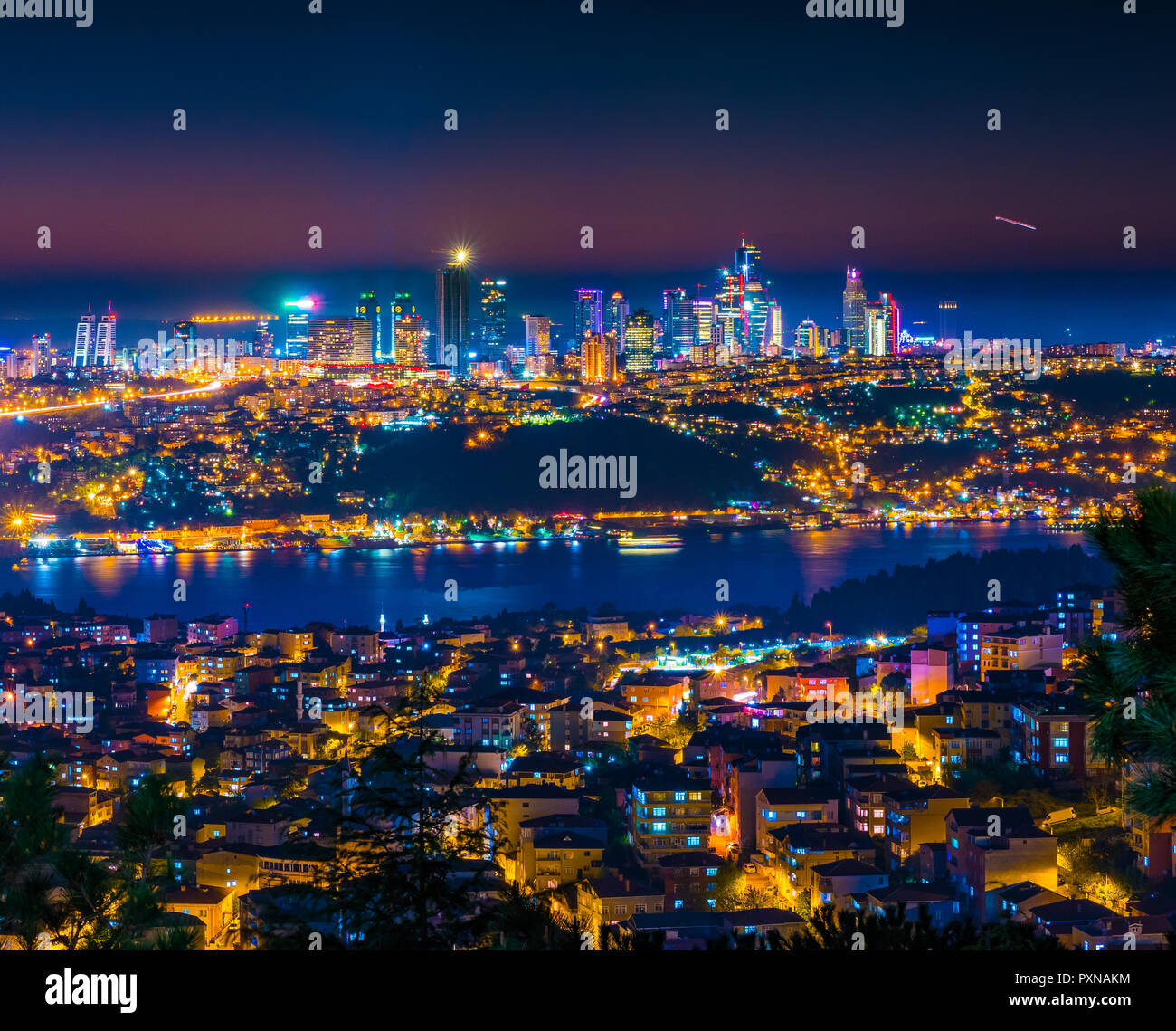Istanbul bei Nacht vom Stadtzentrum entfernt. Hochhäuser, Hotels und moderne Bürogebäude. Istanbul, Türkei. Stockfoto