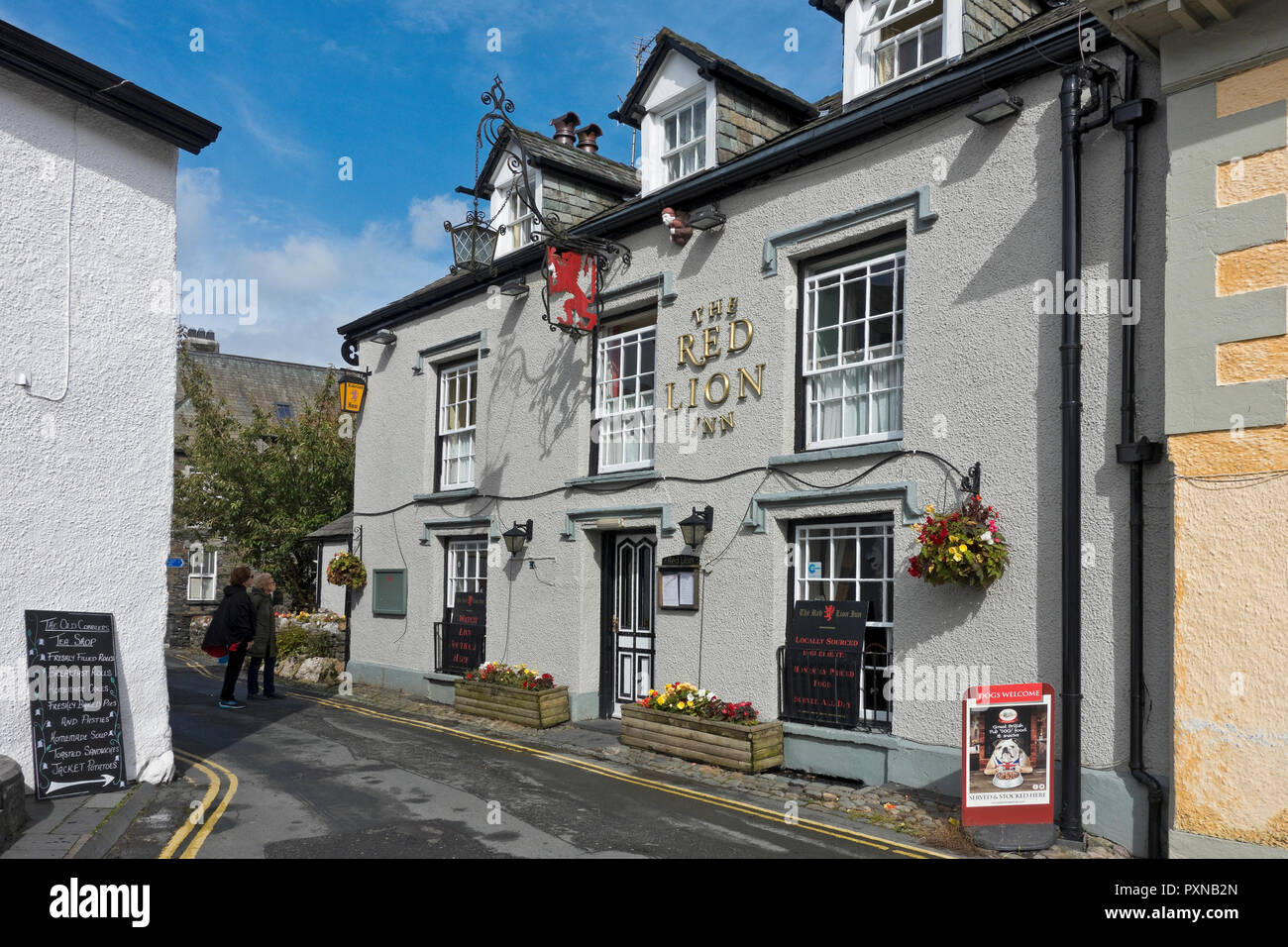 The Red Lion Inn Village Pub Public House im Spätsommer Hawkshead Cumbria England Vereinigtes Königreich GB Großbritannien Stockfoto