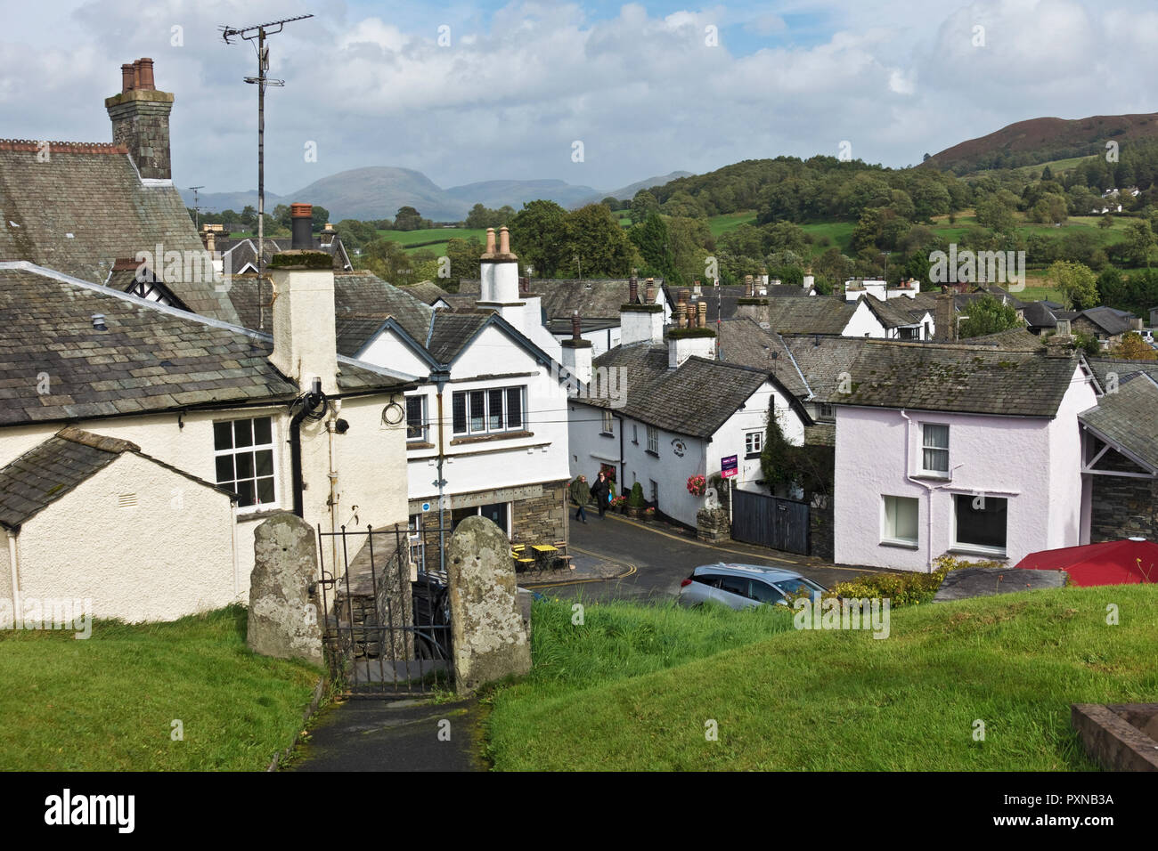 Hütten und Geschäfte Geschäfte im Spätsommer Hawkshead Village Lake District National Park Cumbria England Vereinigtes Königreich GB Großbritannien Stockfoto