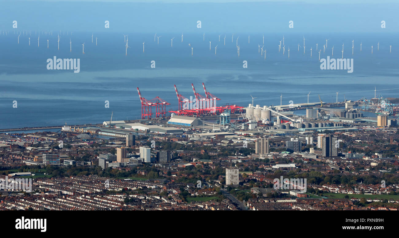 Eine Luftaufnahme der Bootle Seaforth Docks skyline gegenüber Windkraftanlagen in der Irischen See, Liverpool Stockfoto