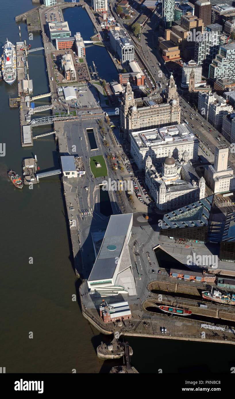 Luftaufnahme von Liverpool Waterfront mit dem Museum von Liverpool und Liver Building, Liverpool, Großbritannien Stockfoto