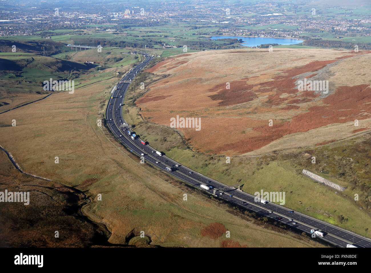 Luftaufnahme von der Autobahn M62, wie es Köpfe durch die Pennines nach Manchester Stockfoto