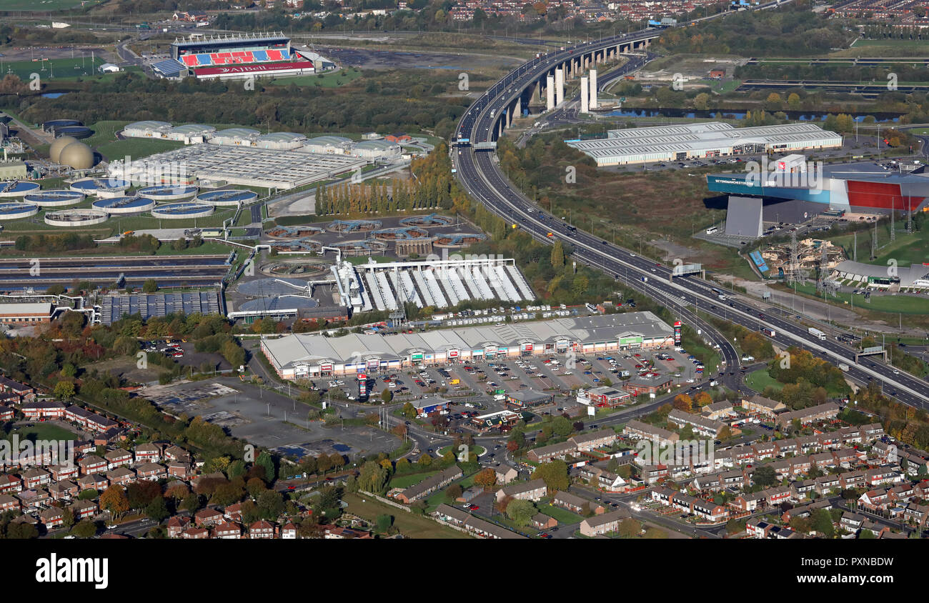 Luftaufnahme von Trafford Retail Park, Davyhulme Wasseraufbereitungsanlagen & AJ Bell Stadium in Distanz, Manchester M41 Stockfoto
