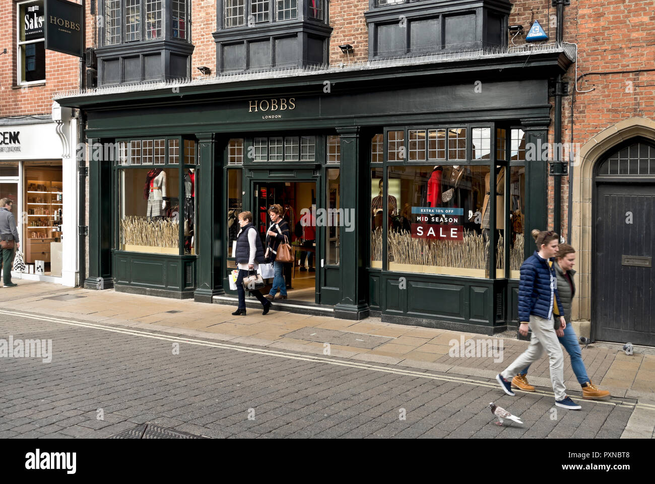 Hobbs of London Kleidung Mode Einzelhandel Einzelhändler Kleidung Geschäft Schaufenster Davygate York North Yorkshire England Vereinigtes Königreich GB Großbritannien Stockfoto
