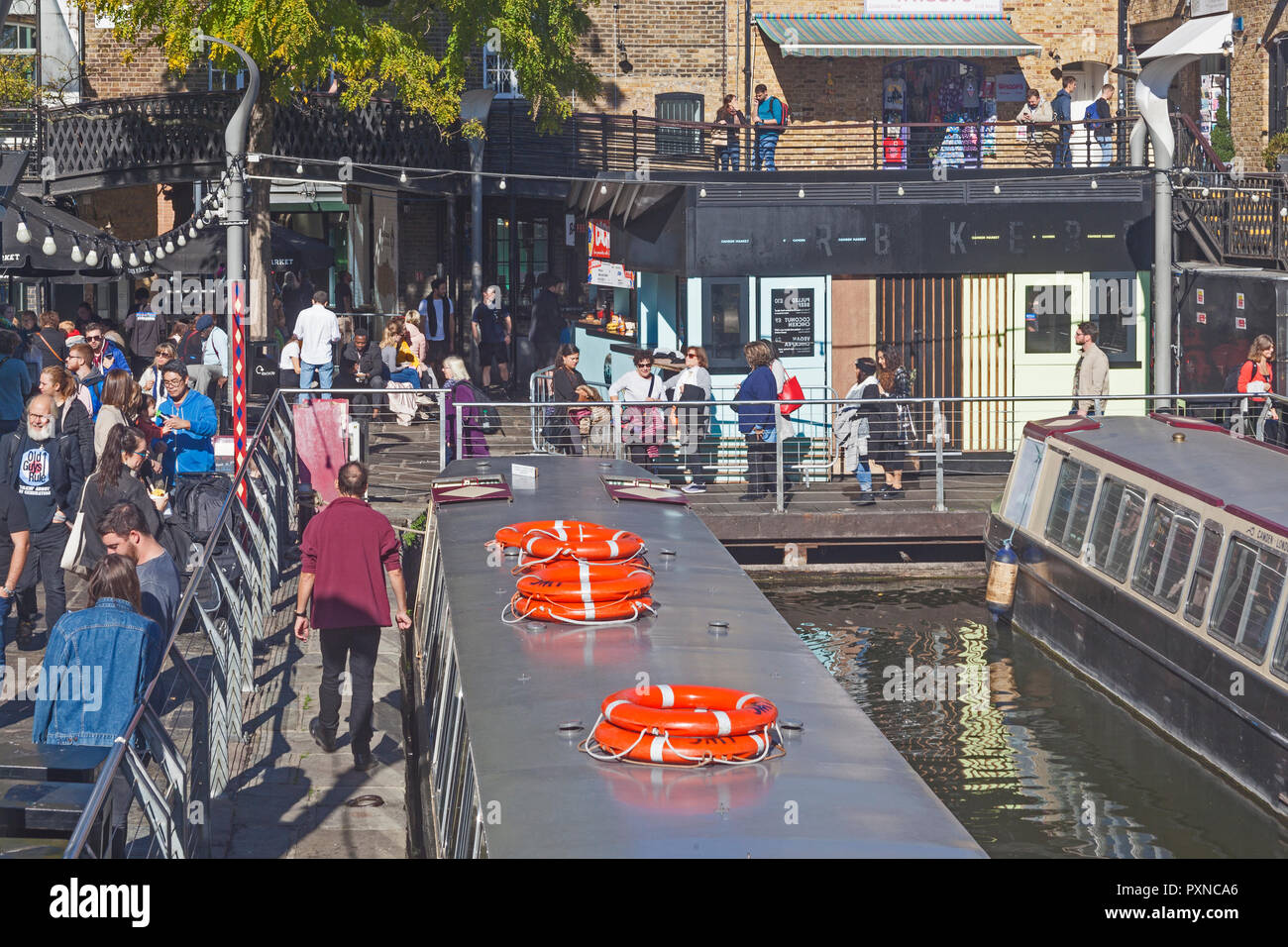 Bezirk Camden. Ein in der Regel überfüllt Szene am Camden Lock, mit dem Camden Markt in den Hintergrund. Stockfoto