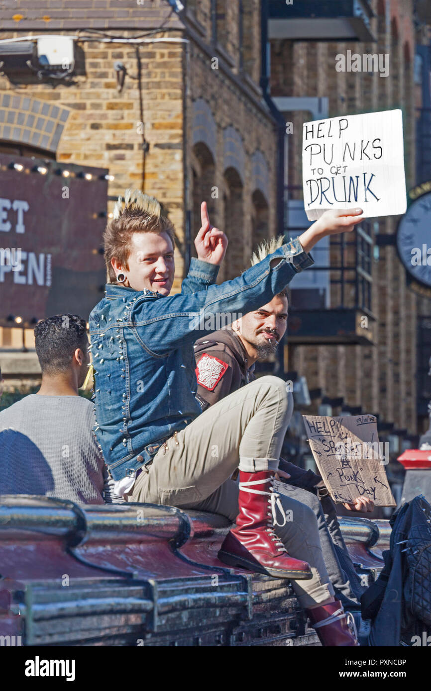 Ein paar latterday Punks am Camden Lock, in der Hoffnung, dass die Mittel für flüssige Erfrischung mit Hilfe eines Out-of-the-Bild' Boombox zu heben." Stockfoto