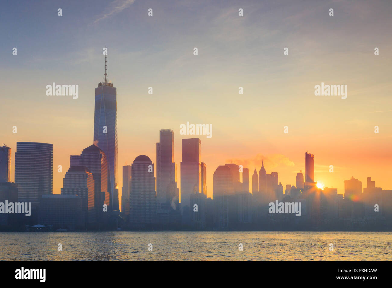 USA, New York, Manhattan, Lower Manhattan und World Trade Center, Freedom Tower, gesehen aus New Jersey, Jersey City Stockfoto