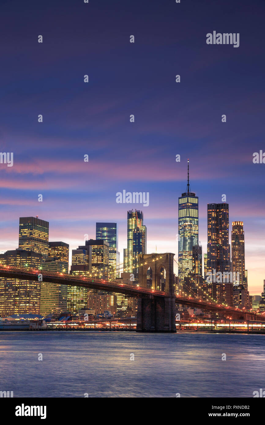 Usa, New York City, Brooklyn, Brooklyn Bridge und die Skyline von Manhattan Stockfoto