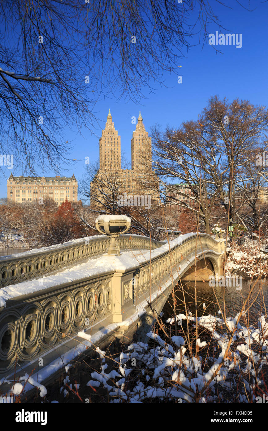 Usa, New York City, Manhattan, Central Park, Bow Bridge und Upper West Side Gebäude Stockfoto