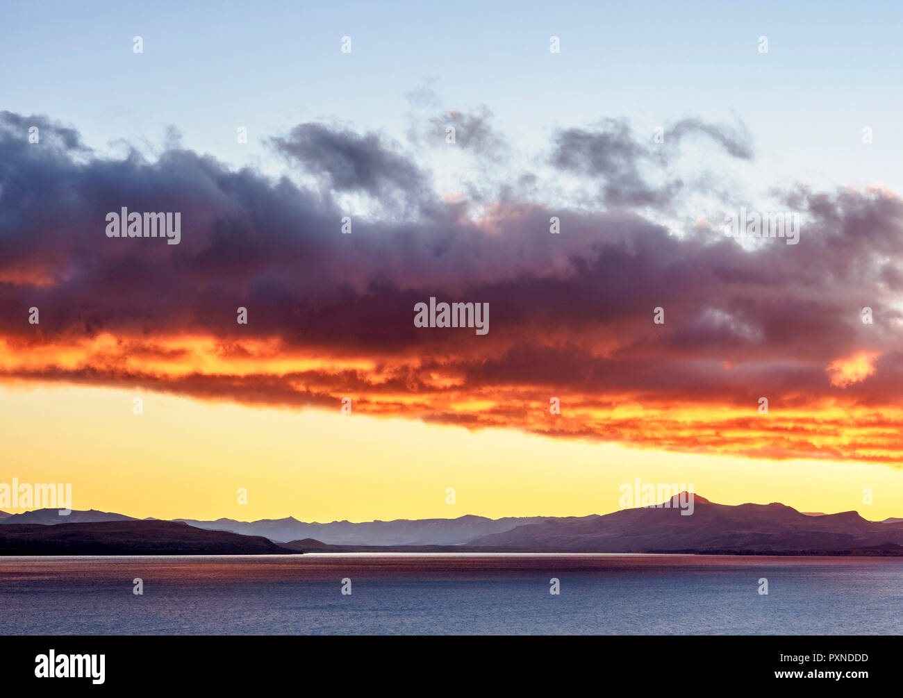 Nahuel Huapi See bei Sonnenaufgang, San Carlos de Bariloche, Nahuel Huapi Nationalpark, Provinz Rio Negro, Argentinien Stockfoto