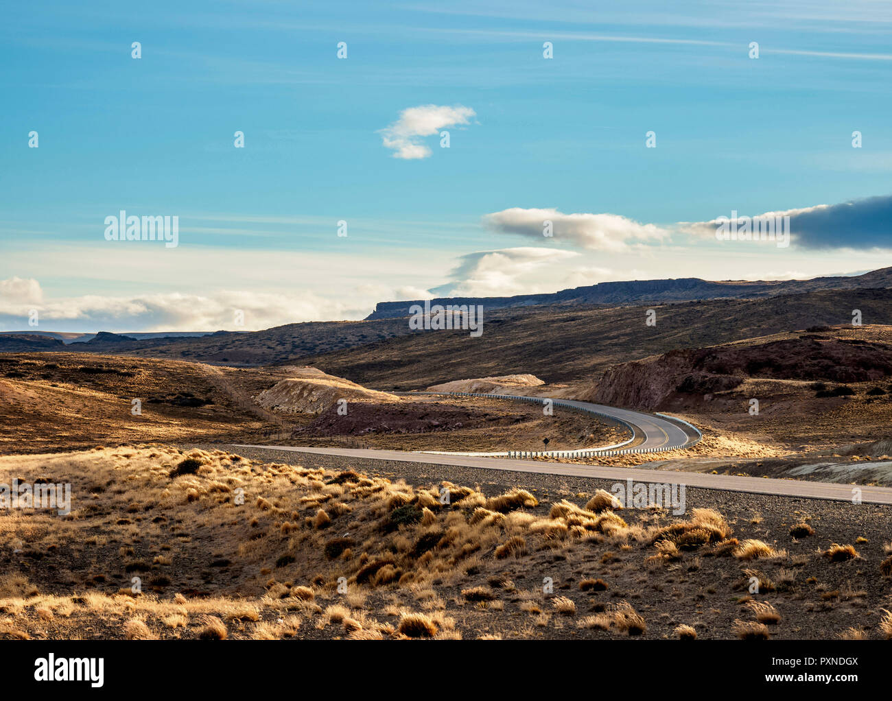 Ruta 40 in der Nähe von Perito Moreno Stadt, Provinz Santa Cruz, Patagonien, Argentinien Stockfoto