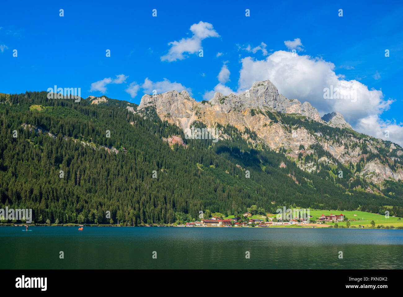 Haldensee mit Haller und Tannheimer Berge, Tirol, Austira Stockfoto