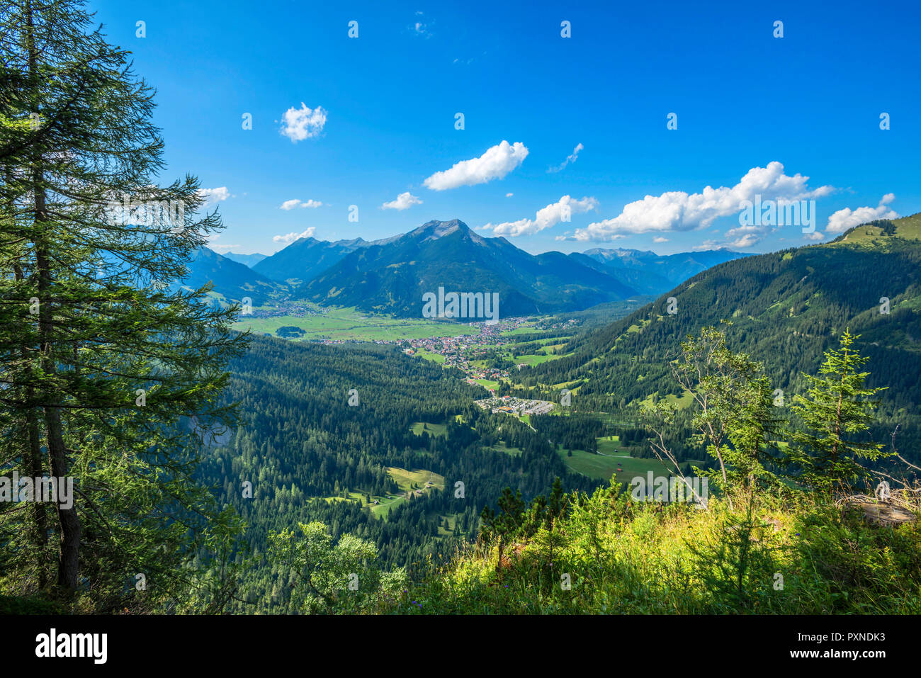 Blick in Ehrwald mit Daniel Berg, Tirol, Österreich Stockfoto