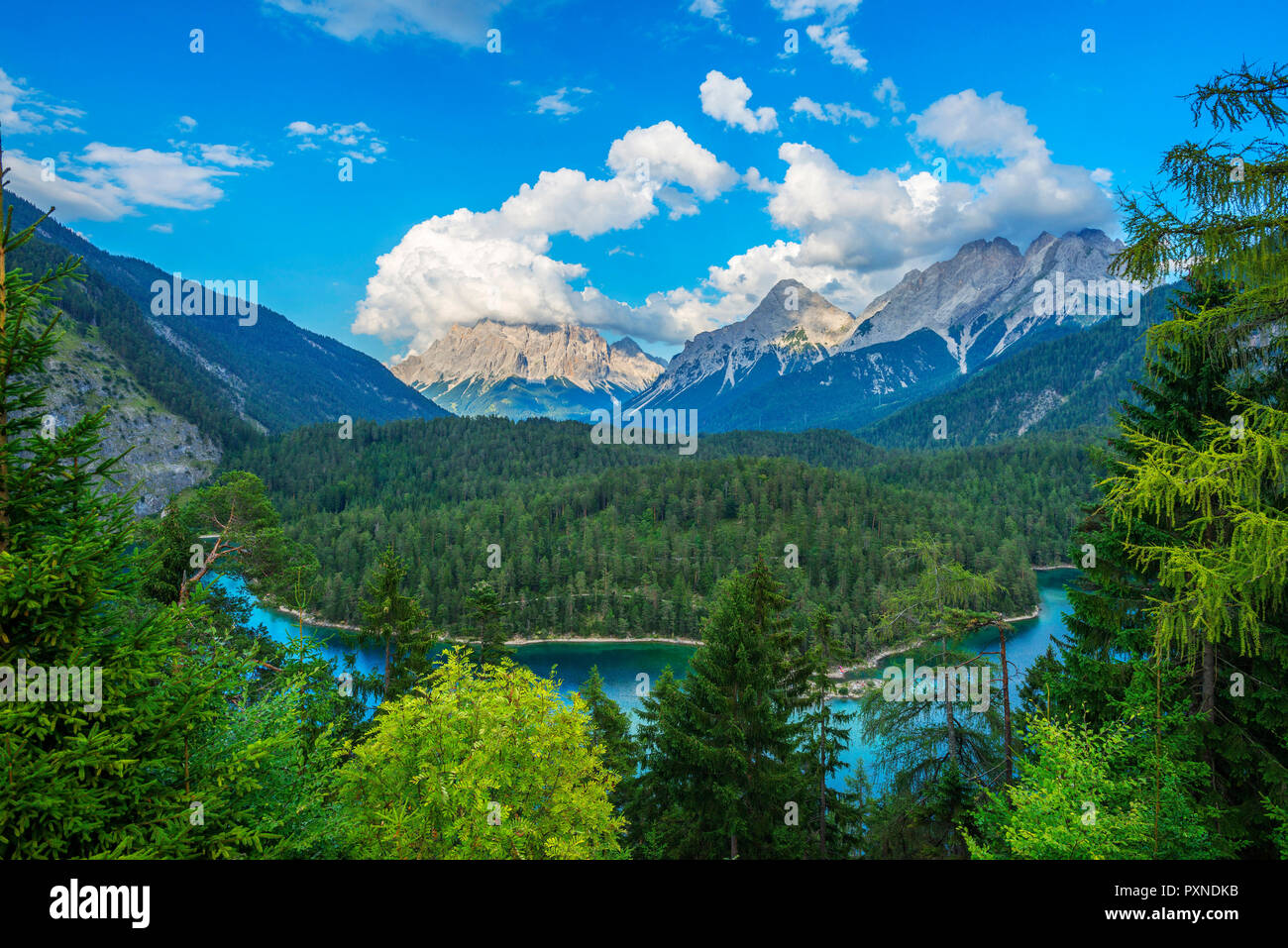 Blick auf Zugspitz massiv und den Blindsee von Fernpass, Tirol, Österreich Stockfoto