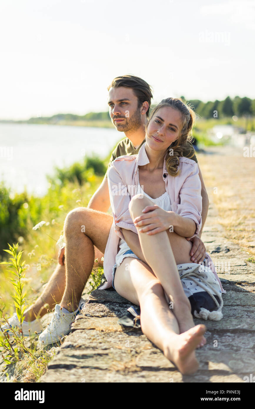 Paar entspannende am Flußufer im Sommer Stockfoto