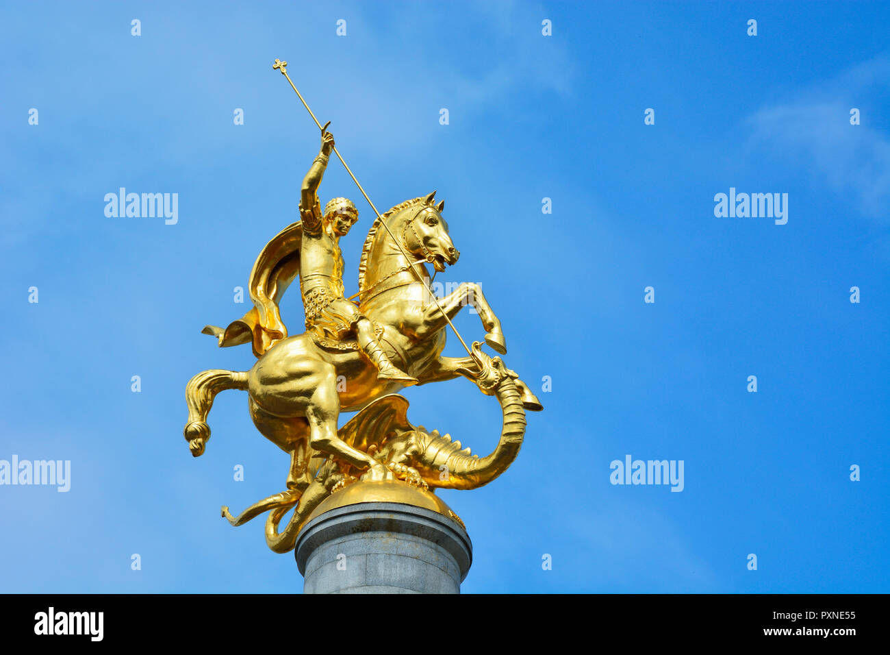 Vergoldete Statue des Heiligen Georg und dem Drachen, von georgischen Bildhauer Surab Zereteli. Platz der Freiheit, Tiflis. Georgien, Kaukasus Stockfoto