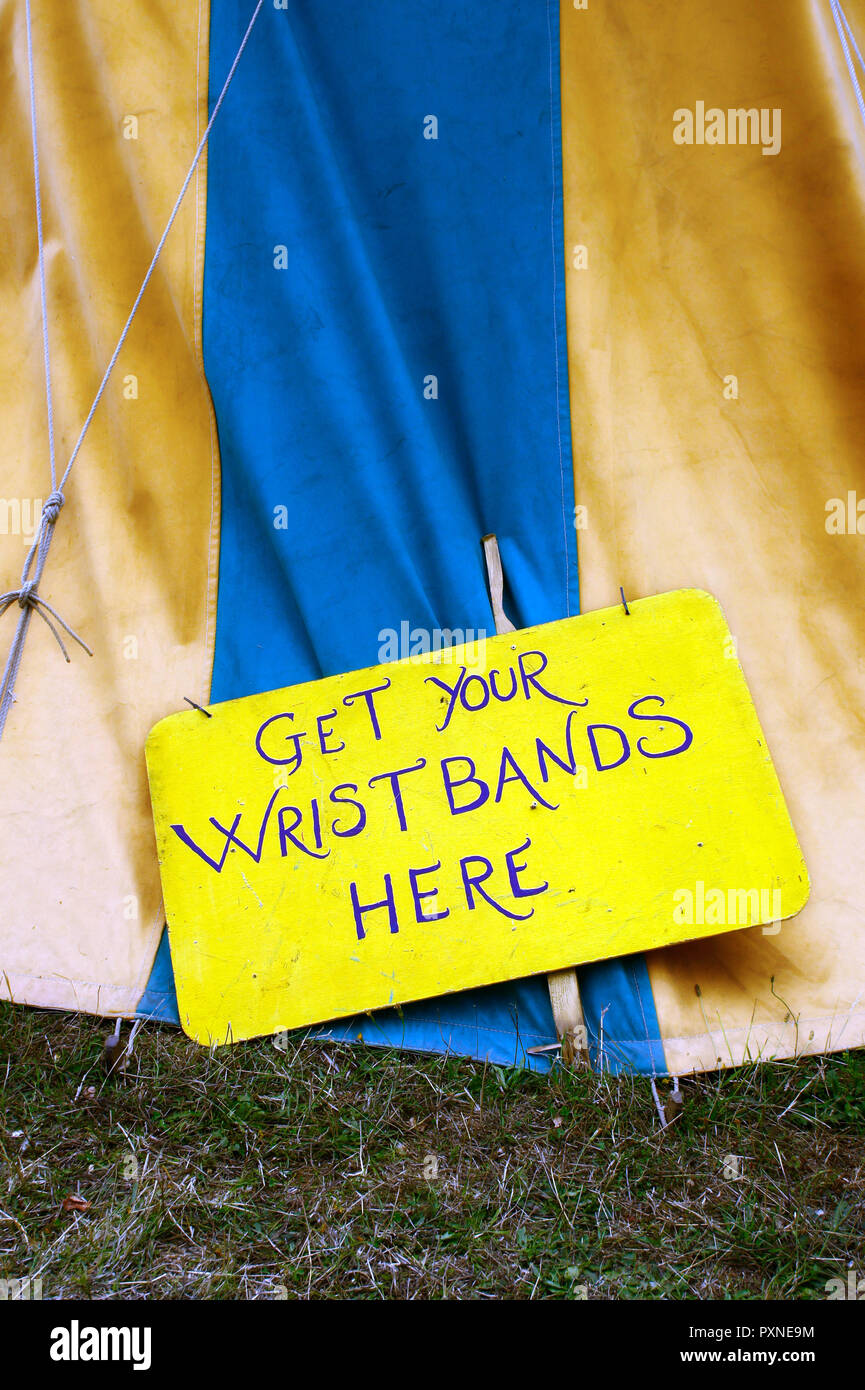 Ein Zeichen für Armbänder außerhalb einer Zelt bei einem BRITISCHEN Festival Stockfoto