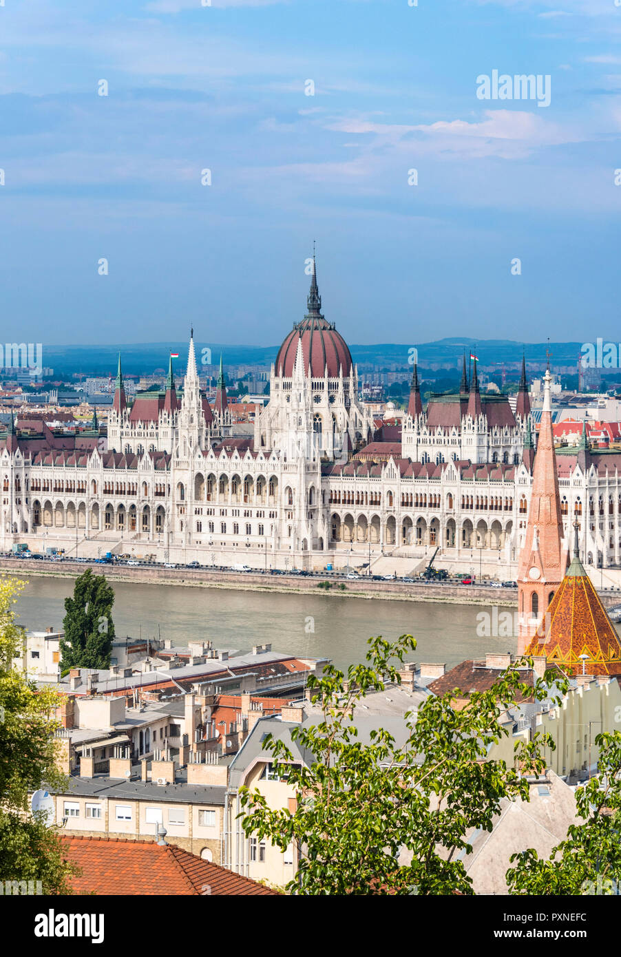 Blick auf die Donau und das ungarische Parlament vom Fisherman\€ ™ s Bastion, Budapest, Ungarn Stockfoto