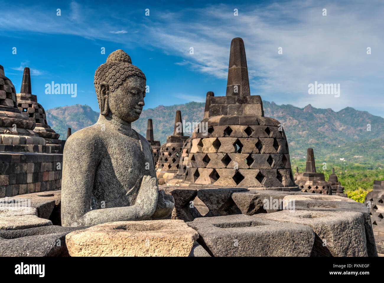 Buddha Statue, Candi Borobudur buddhistischen Tempel, Muntilan, Java, Indonesien Stockfoto