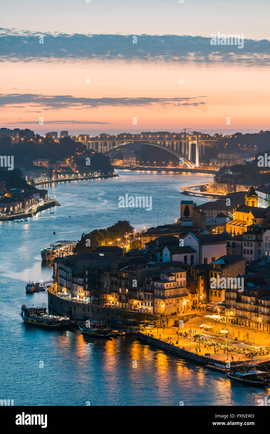 Portugal Norte Region Porto Porto Douro Banken Bei Dammerung Mit Arrabida Brucke Im Hintergrund Stockfotografie Alamy