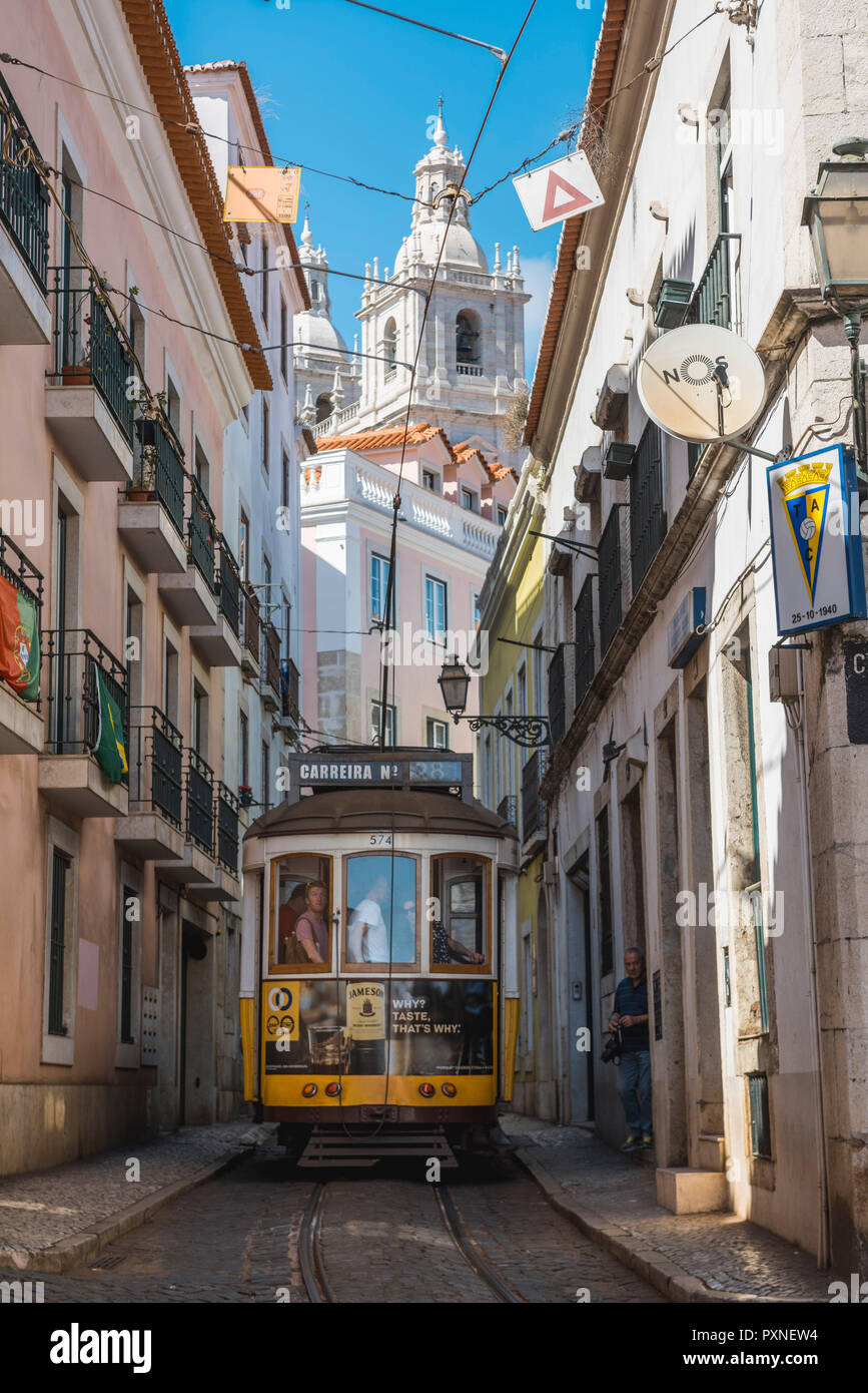 Portugal, Lissabon. Die berühmten touristischen Linie 28 der Lissabonner Straßenbahn in Alafama Bezirk. Stockfoto