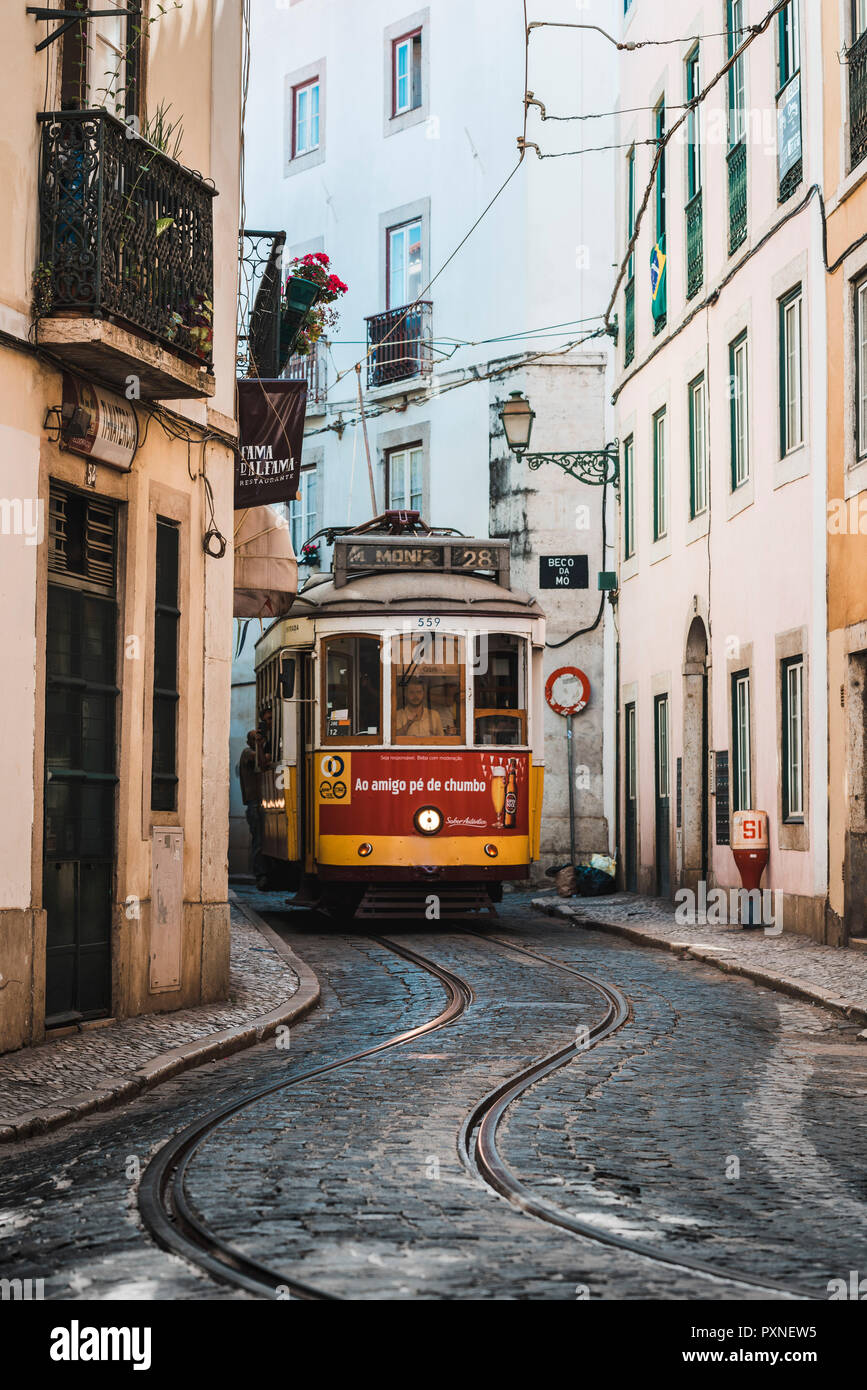 Portugal, Lissabon. Die berühmten touristischen Linie 28 der Lissabonner Straßenbahn in Alafama Bezirk. Stockfoto