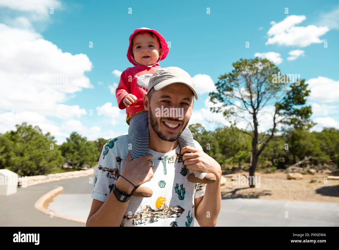 USA, Arizona, der Grand Canyon National Park, Vater und Baby Mädchen tragen auf den Schultern Stockfoto