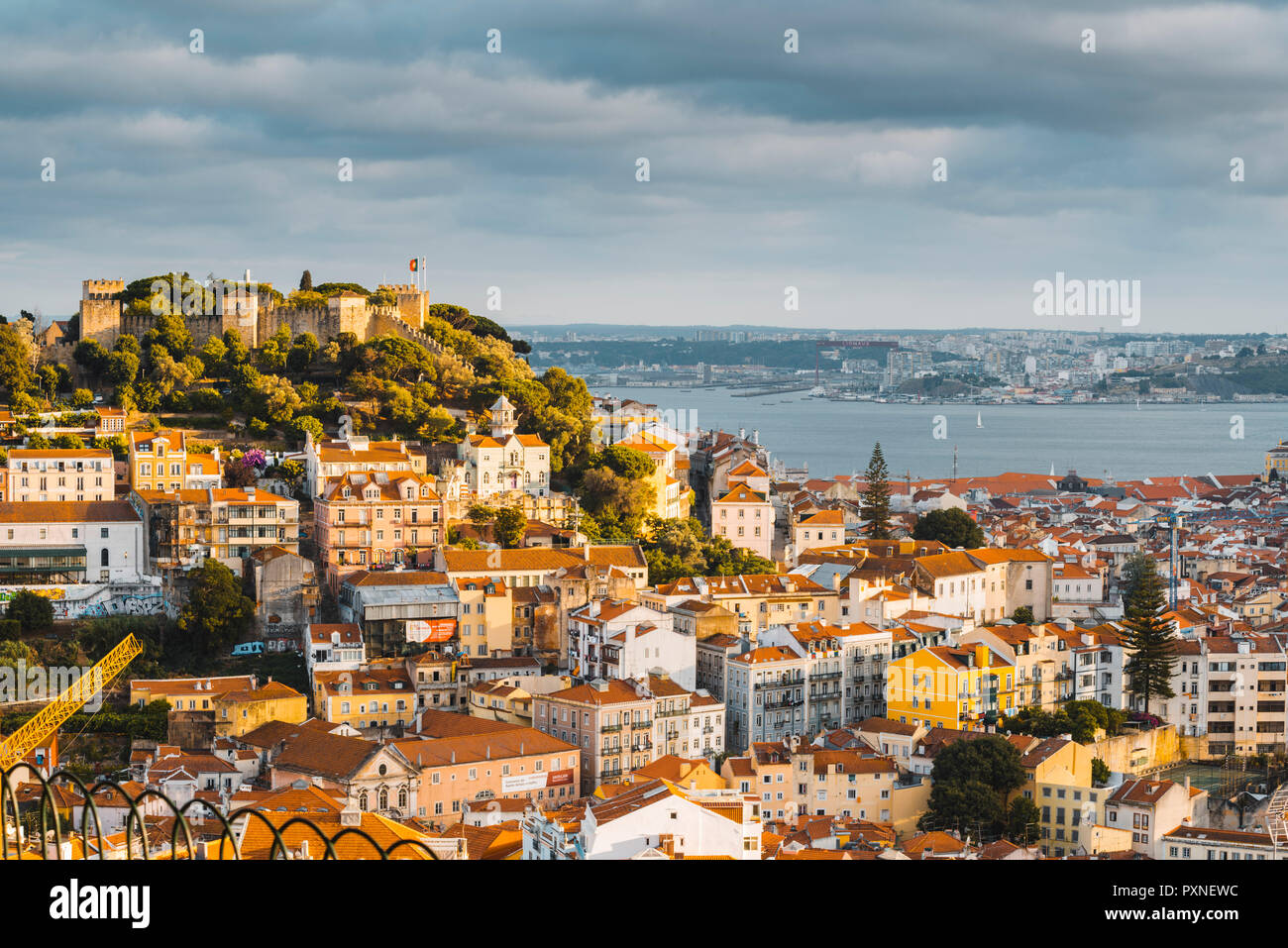 Portugal, Lissabon. Skyline und Sao Jorge. Stockfoto