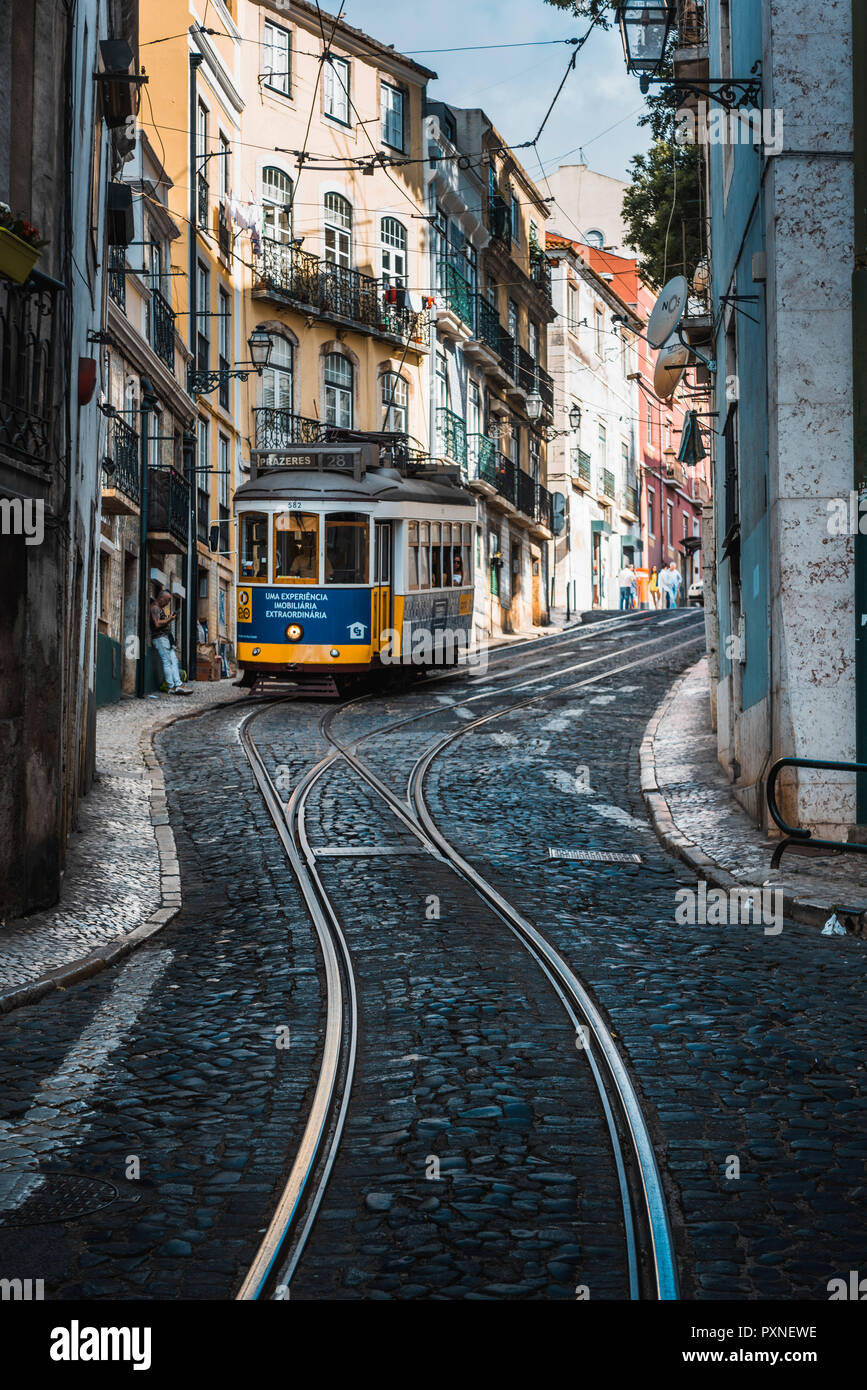 Portugal, Lissabon. Die berühmten touristischen Linie 28 der Lissabonner Straßenbahn in Alafama Bezirk. Stockfoto