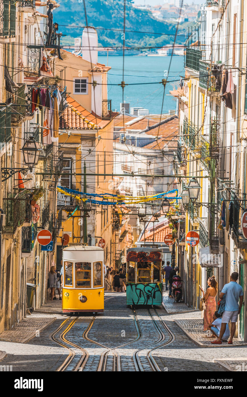 Portugal, Lissabon. Die berühmten Elevador da Bica Standseilbahn. Stockfoto