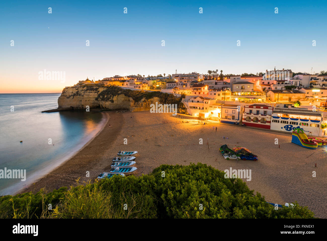 Portugal, Algarve, Faro, Lagoa, Carvoeiro. Stadtbild in der Abenddämmerung. Stockfoto