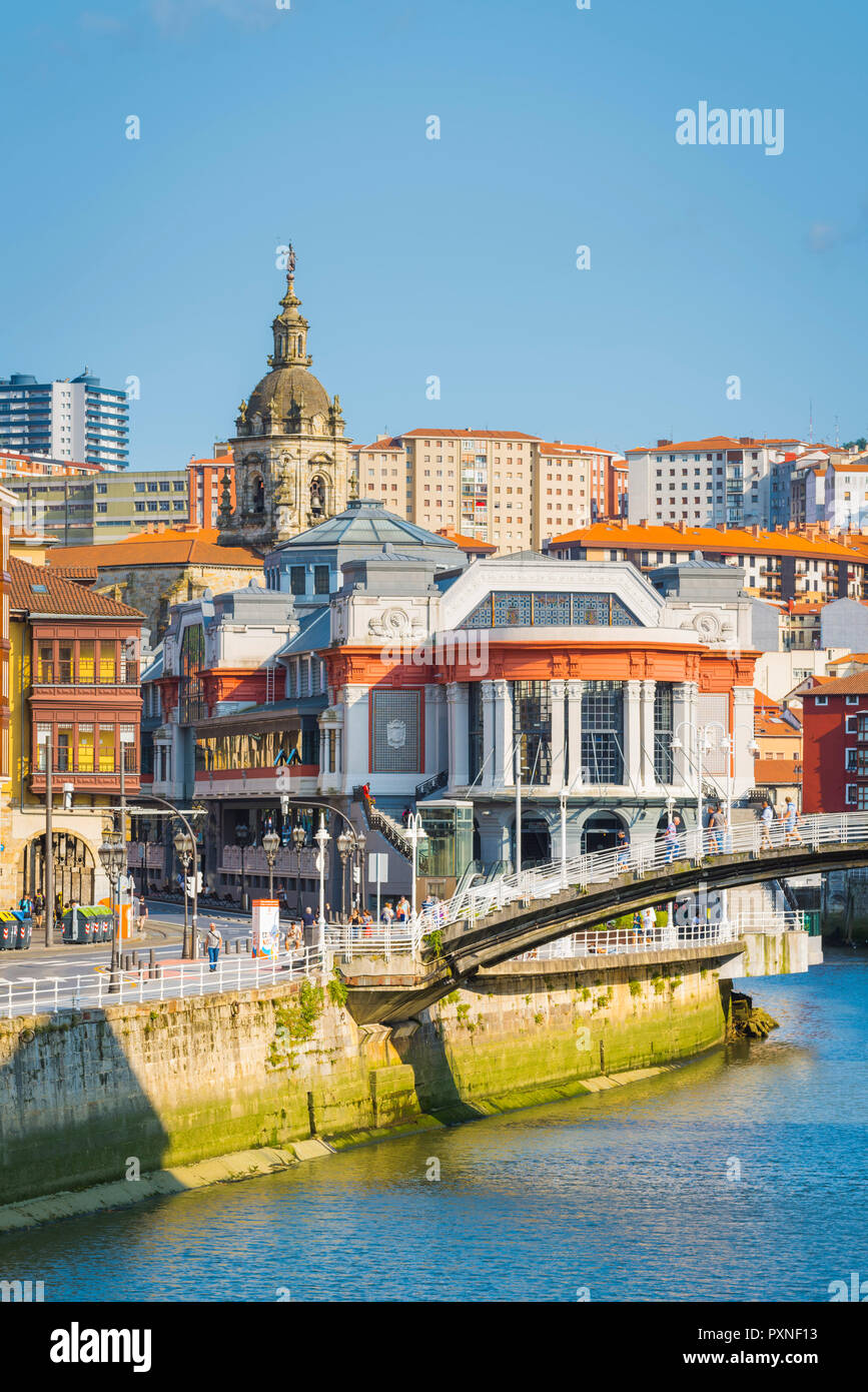 Spanien, Baskenland, Bilbao. Fluss Nervion und der Mercado de la Ribera Markt. Stockfoto