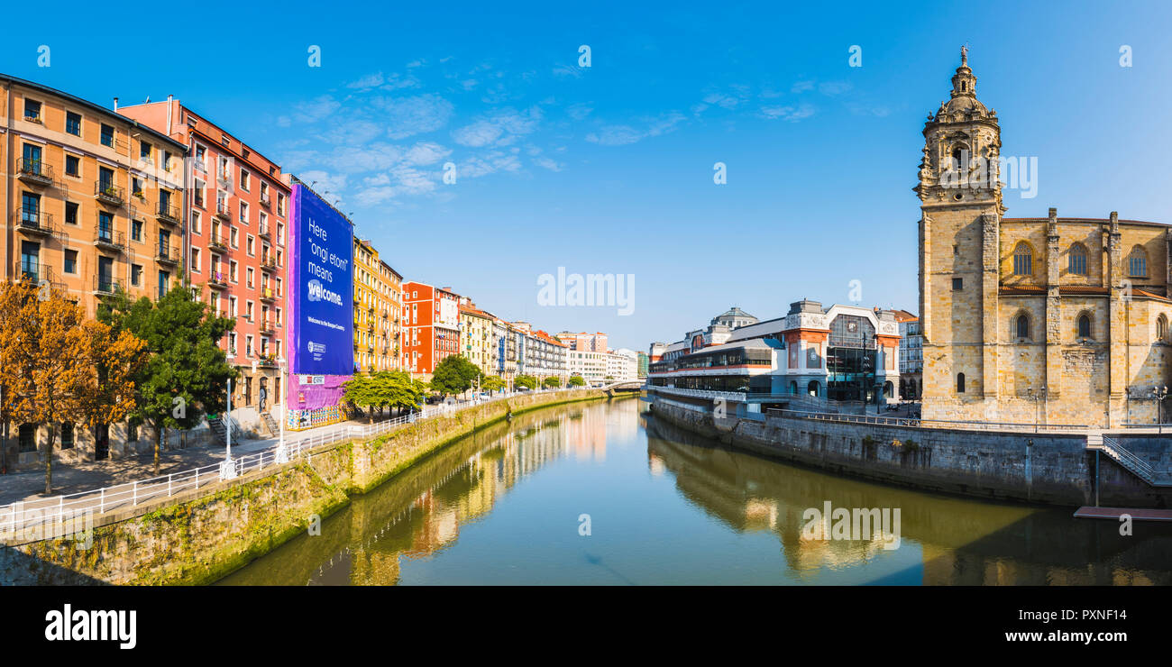 Spanien, Baskenland, Bilbao. Fluss Nervion und der Mercado de la Ribera Markt. Stockfoto