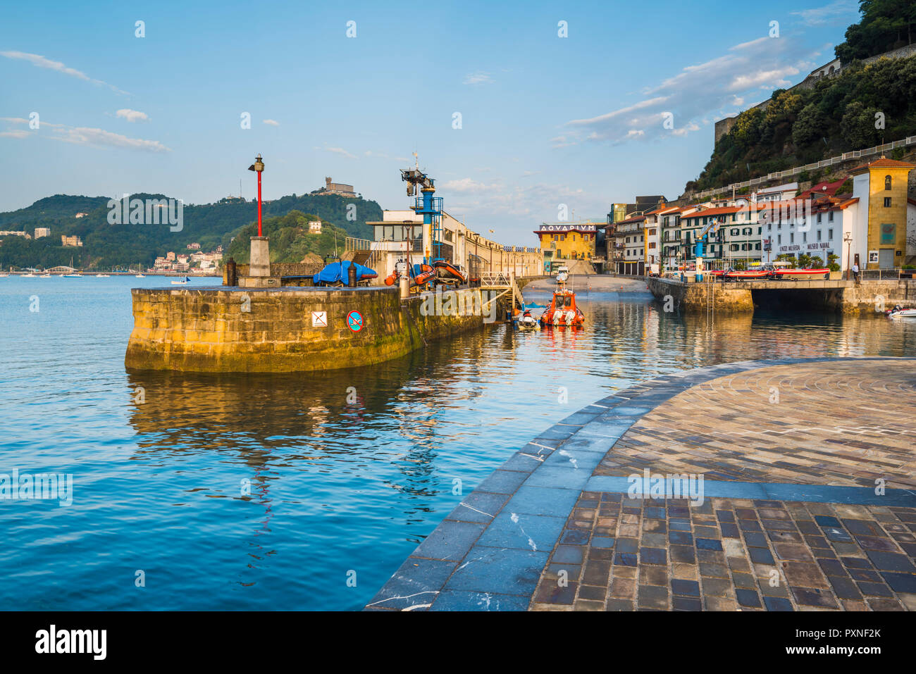 Spanien, Baskenland, San Sebastian (Donostia). Hafen und Monte Urgull. Stockfoto