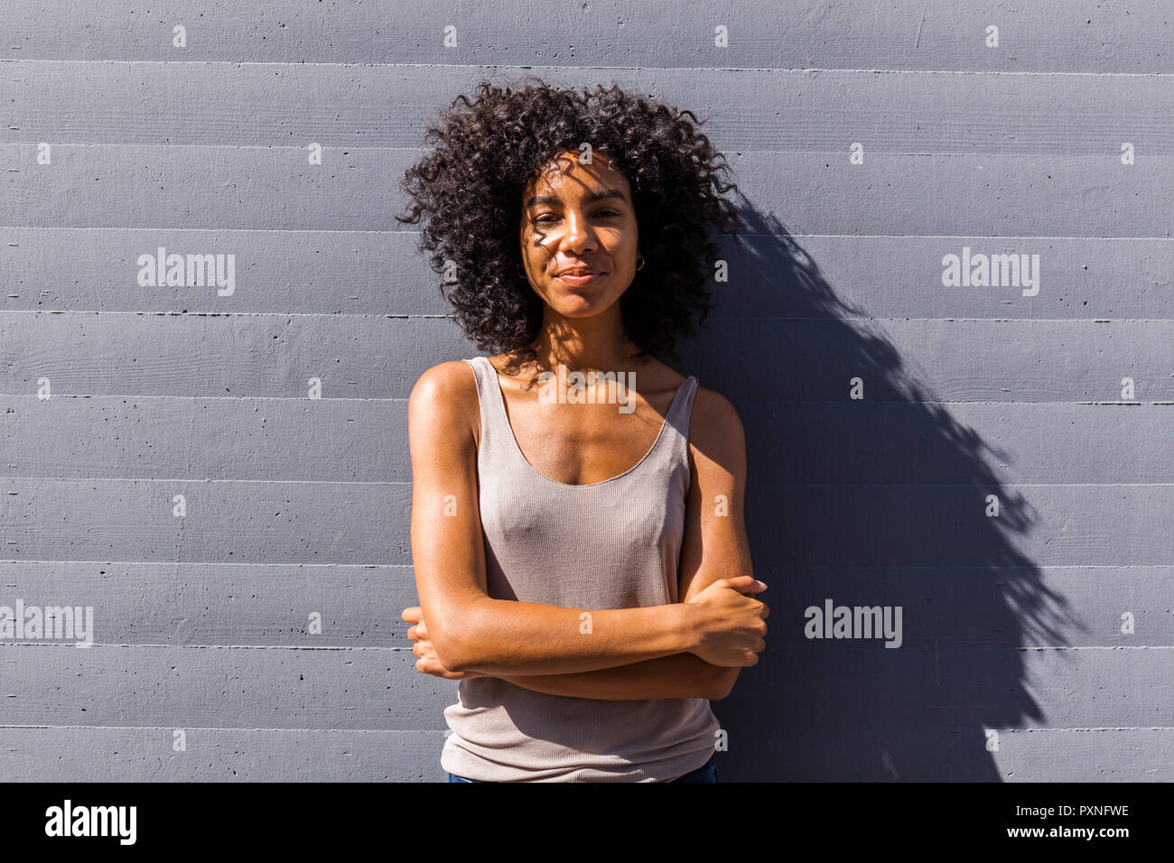 Portrait von Inhalt junge Frau mit lockigem Haar im Sommer Stockfoto
