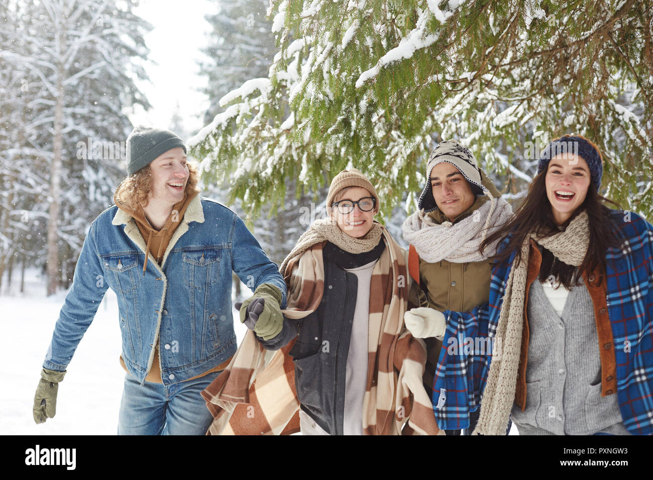 Gruppe der glückliche junge Menschen in Richtung Kamera im Winter genießen Sie die Zeit in Weihnachtsurlaub ausgeführt Stockfoto