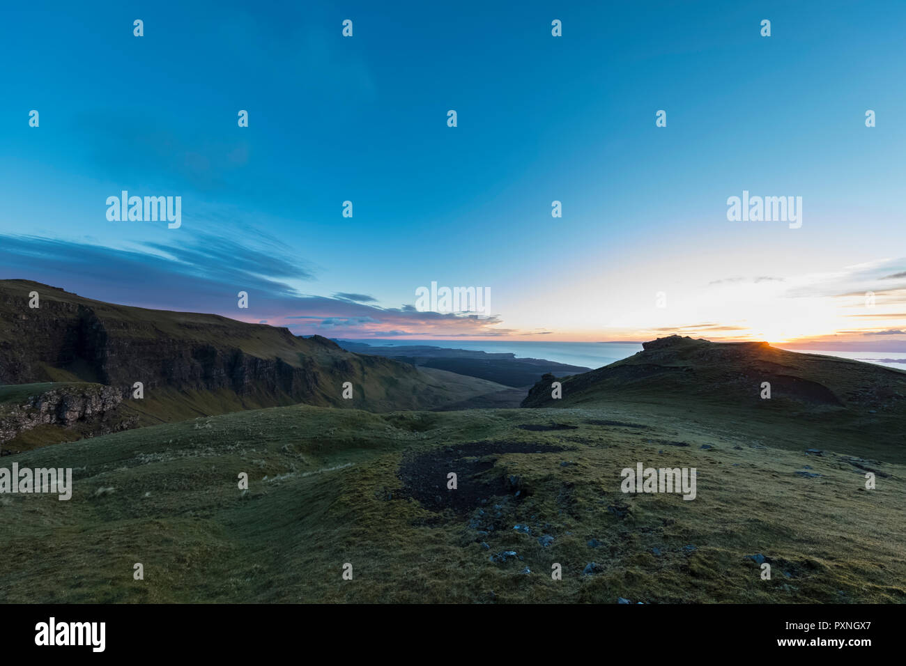 Großbritannien, Schottland, Innere Hebriden, Isle of Skye, Trotternish, Sonnenuntergang am Aussichtspunkt an der Storr Stockfoto