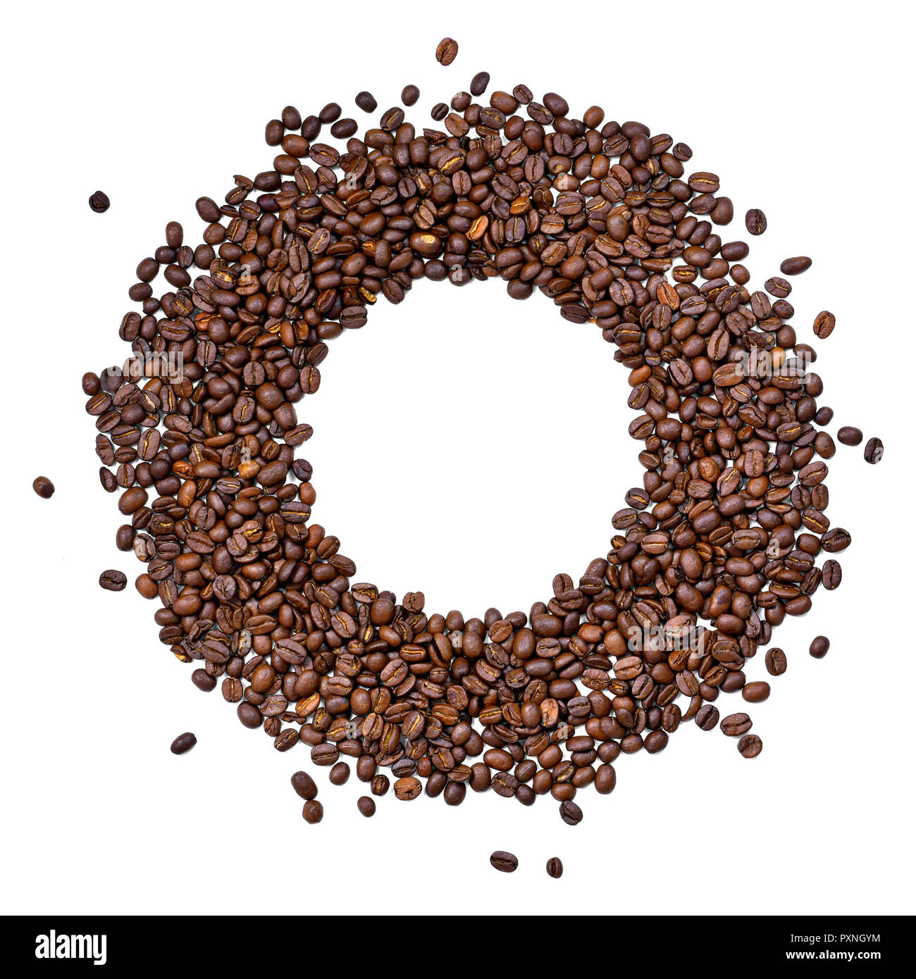 Geröstete Kaffeebohnen, die in einer geometrischen Kreis. Kaffeebohnen isoliert auf weißem Hintergrund mit kopieren. Kaffee exportieren. Stockfoto