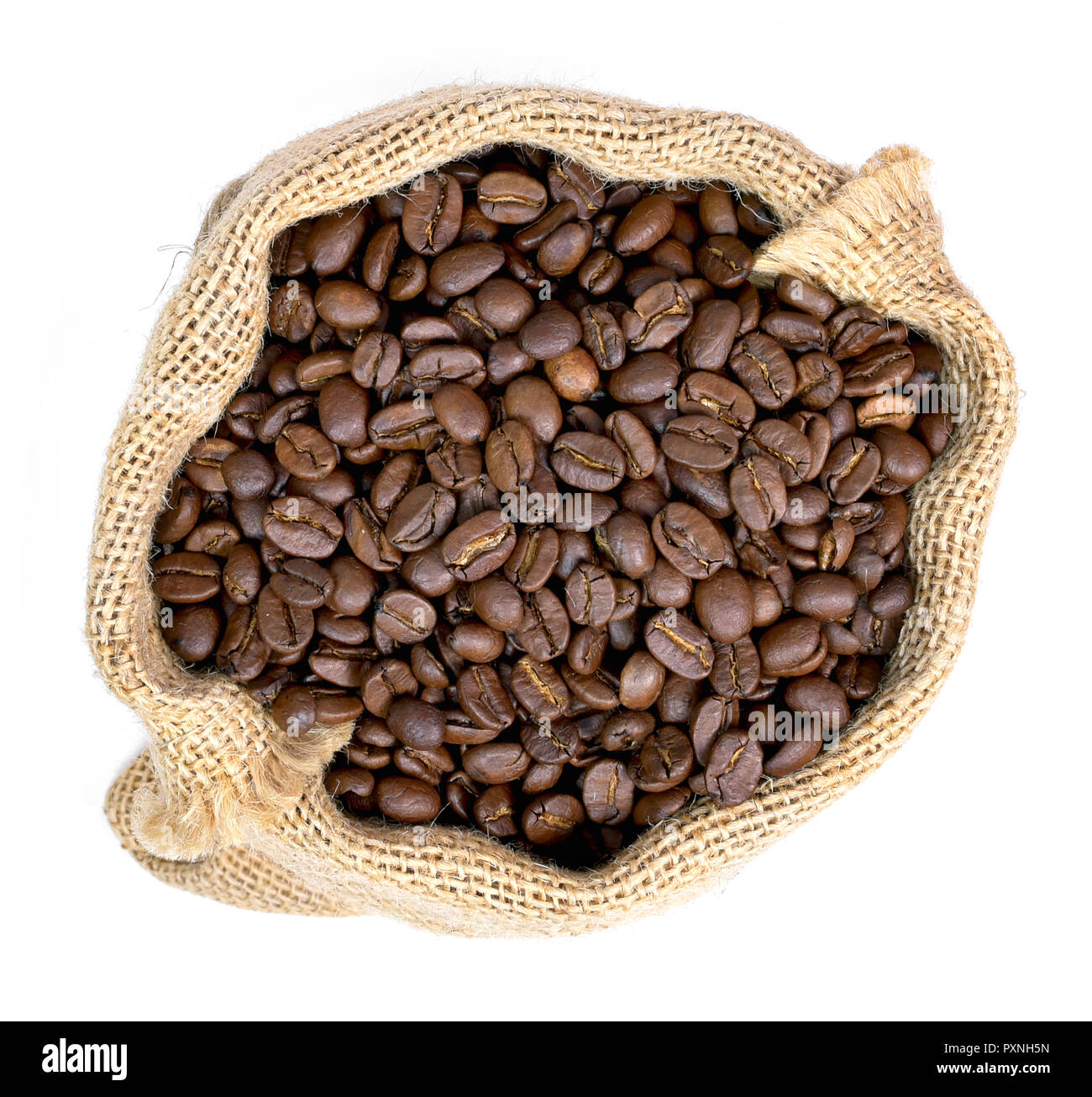 Geröstete Kaffeebohnen in einem sackleinen Sack. Sack Sack mit Kaffeebohnen, auf weißem Hintergrund. Kaffee exportieren. Stockfoto